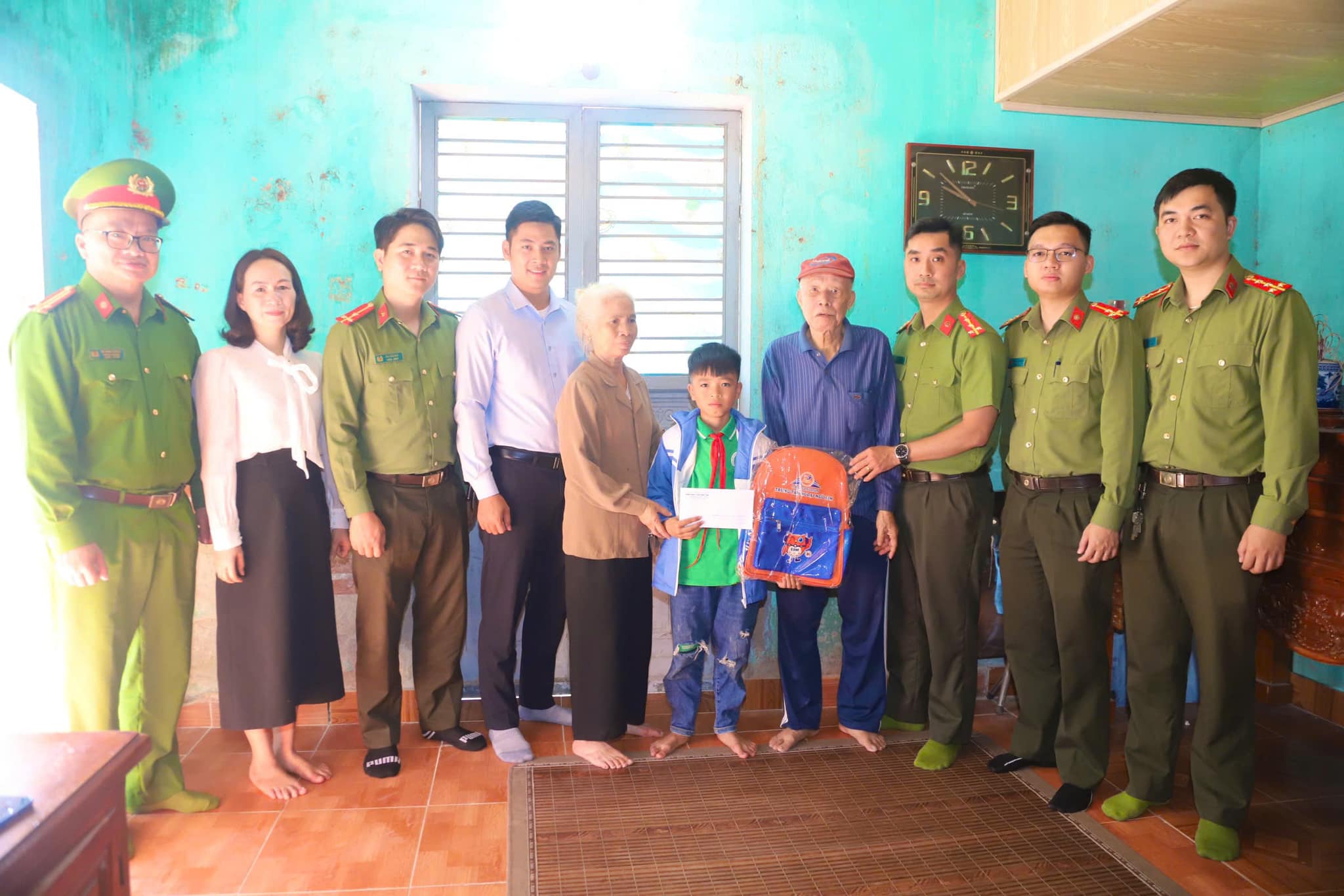 Thanh niên Công an thành phố: Hỗ trợ trẻ em có hoàn cảnh khó khăn tới trường